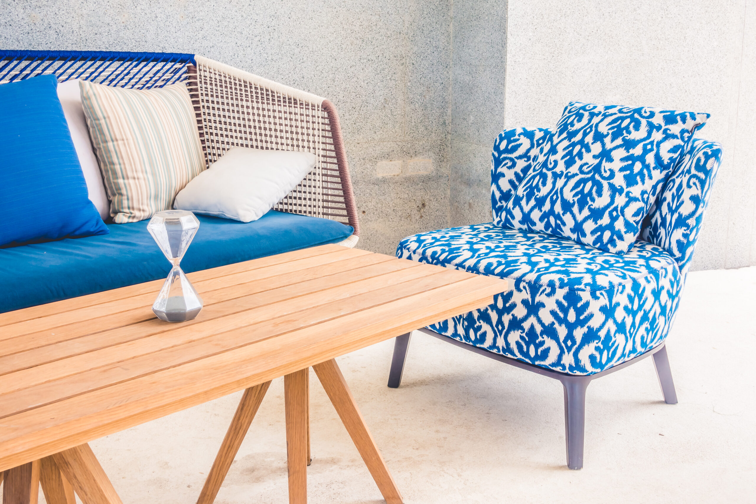 Empty table and chair decoration in restaurant interior - Vintage light Filter
